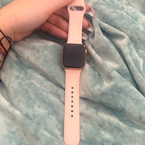 EUC Rose gold Apple Watch SE